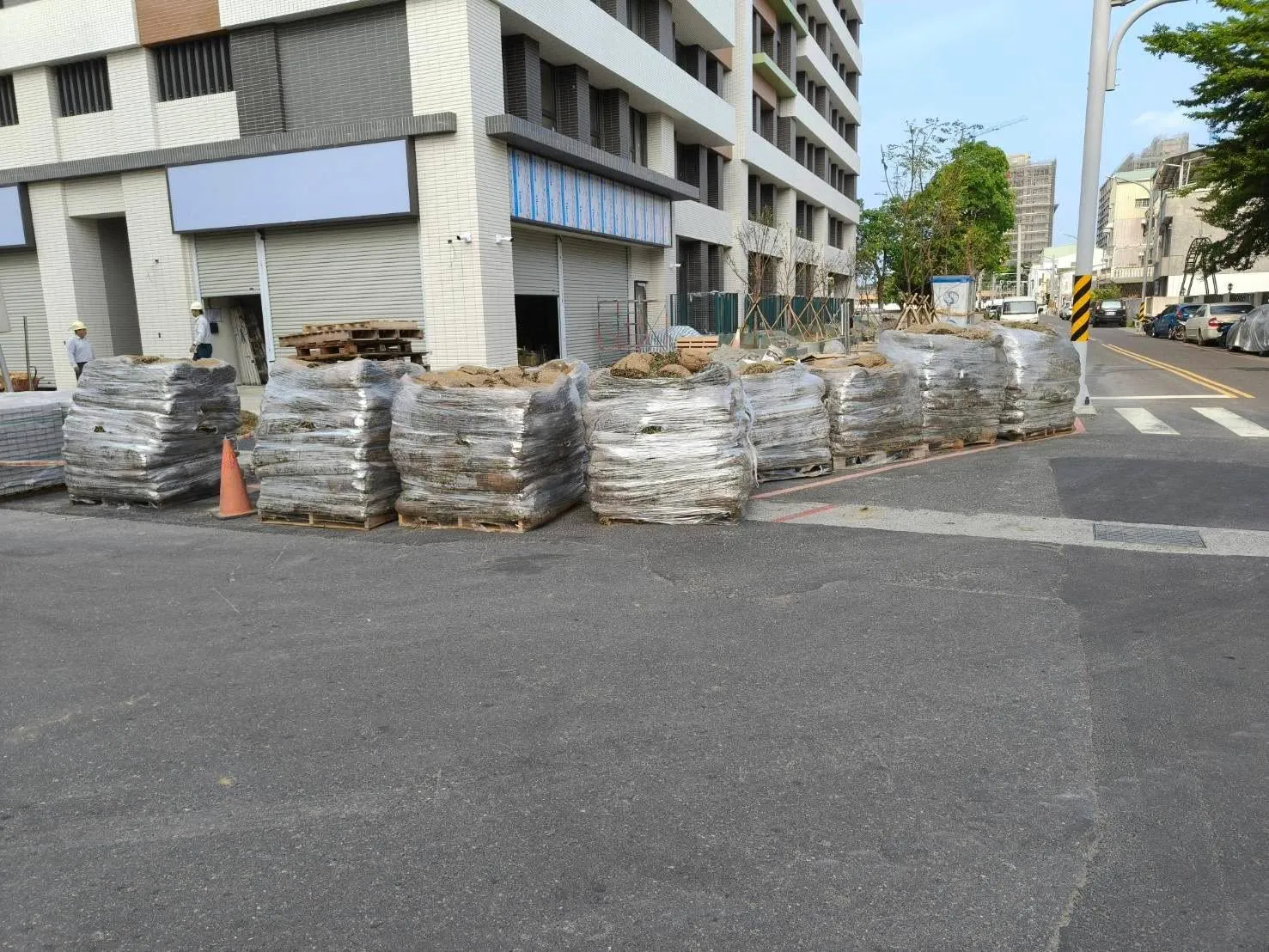 台南新建大樓巴西地毯草皮運送現場