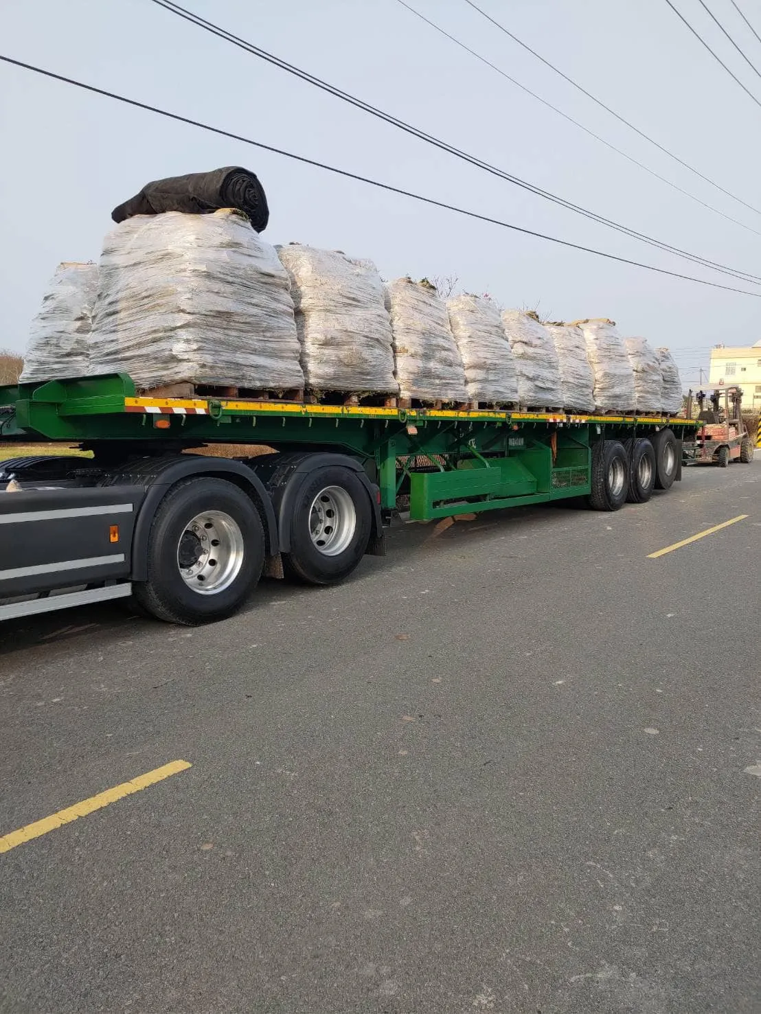大型貨車運送草皮捲材
