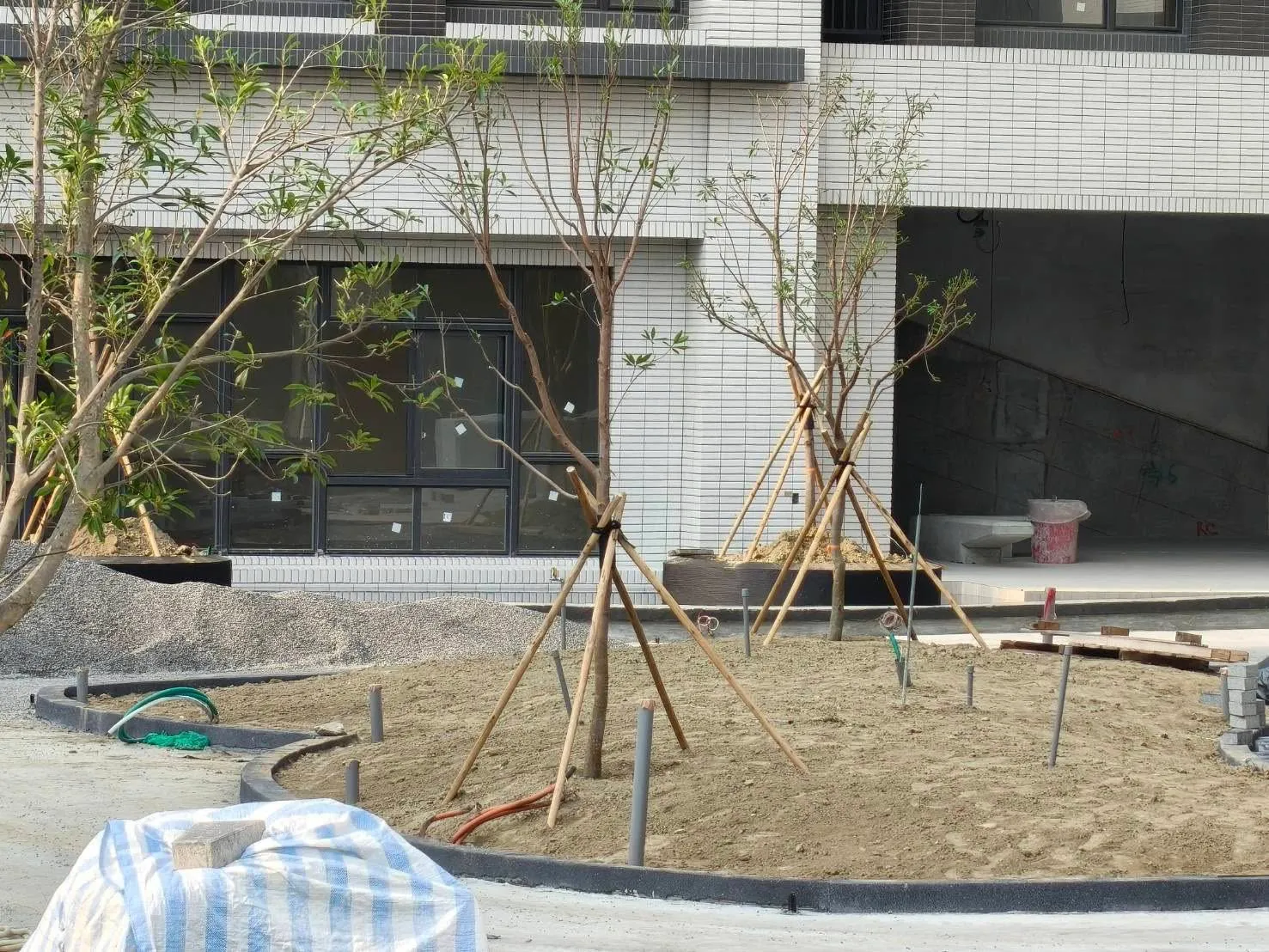 大樓中庭整地準備鋪設草皮