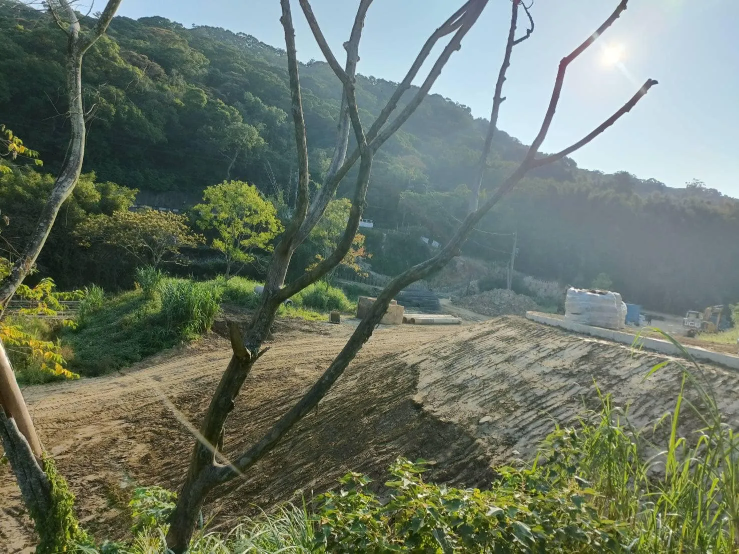山坡地露營區土壤整平施工
