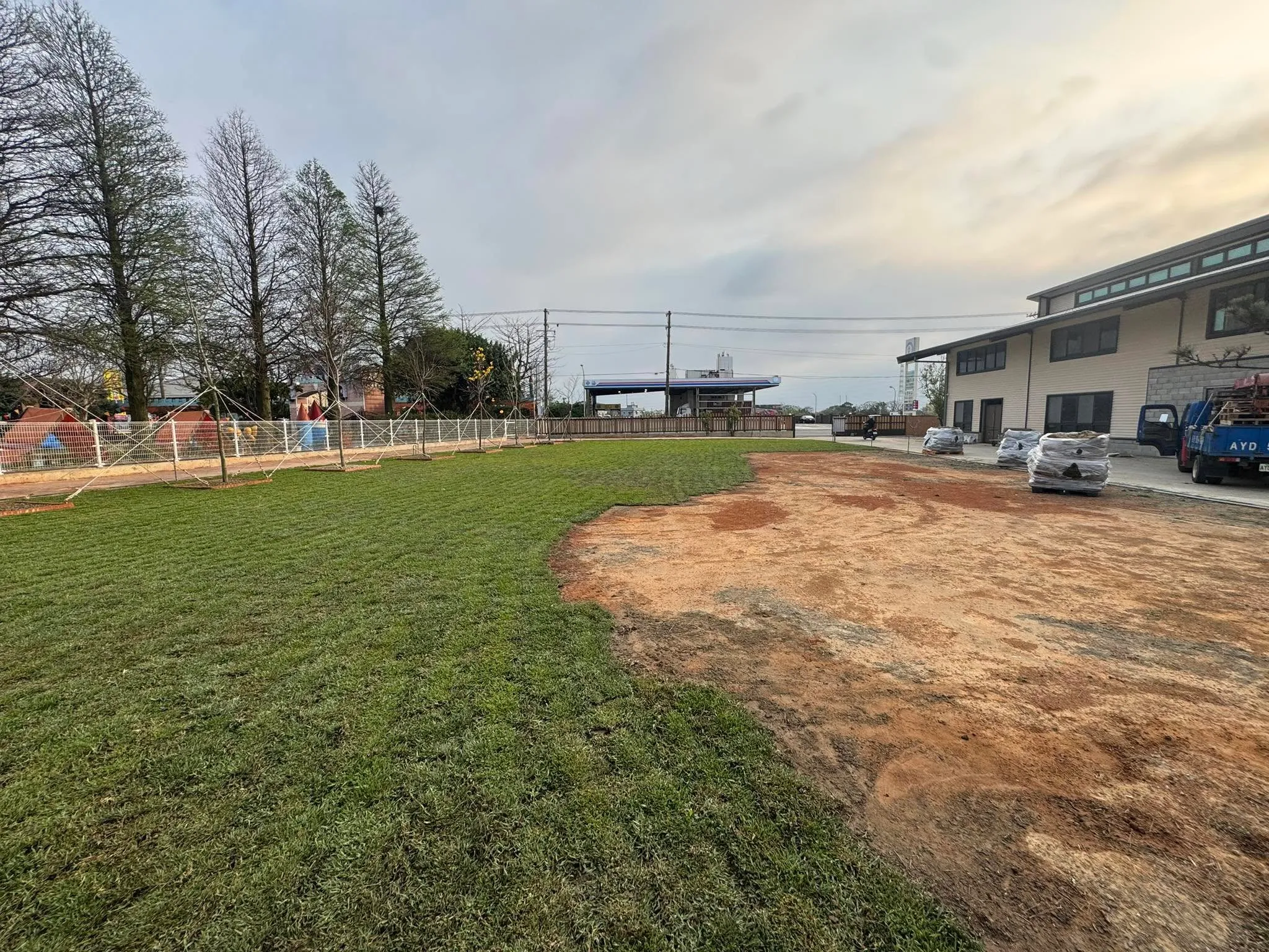 幼兒園草皮鋪設完成左側區域