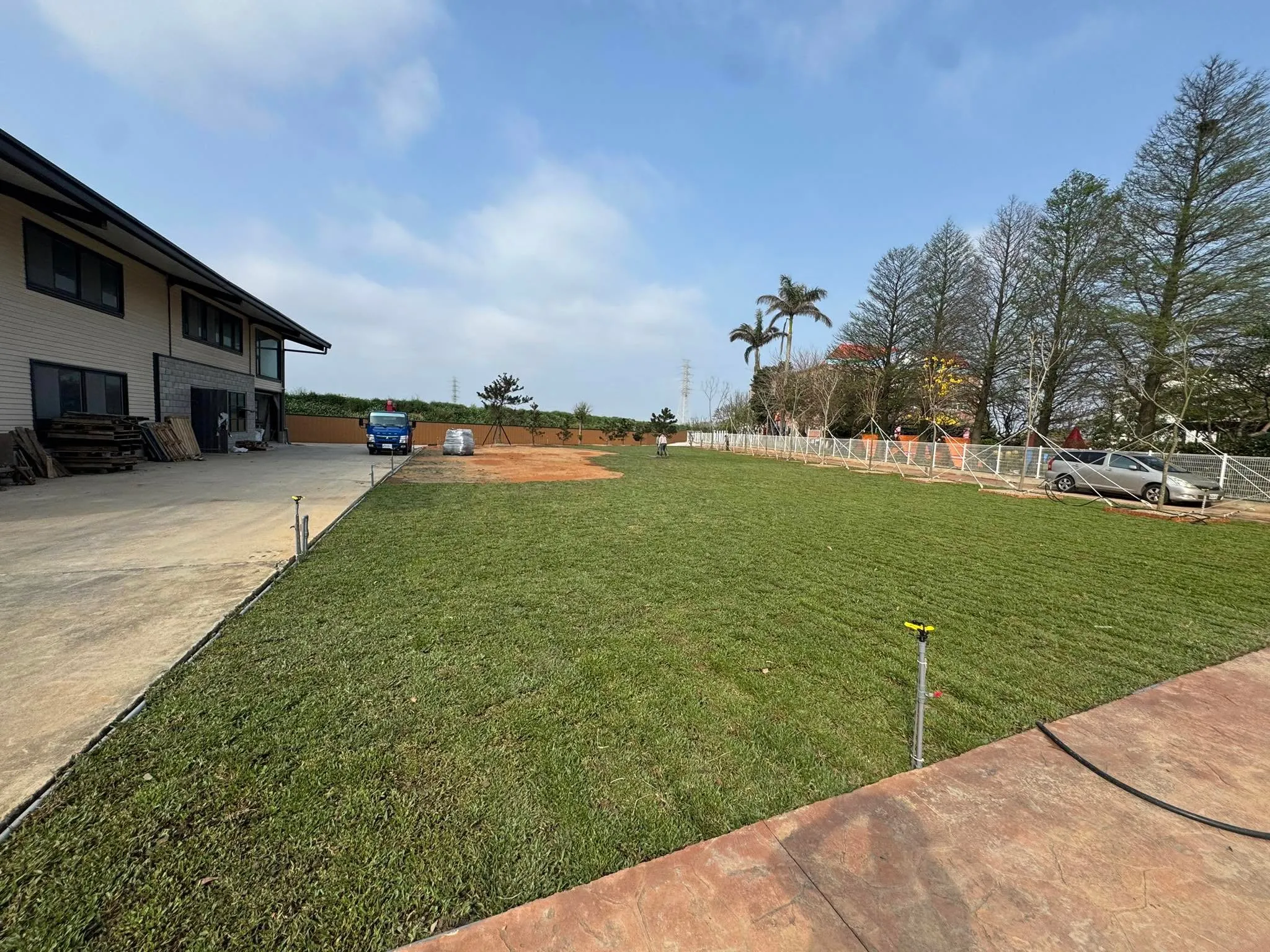 幼兒園前庭草皮鋪設完成近景